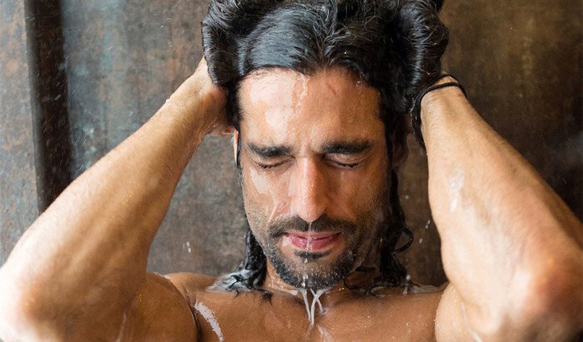 Mann wäscht sich die Haare